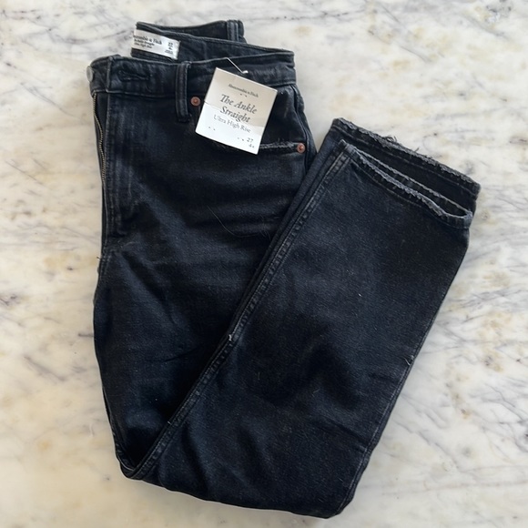 Abercrombie Women’s ankle Straight Jeans (S27) in washed Black - Picture 5 of 5